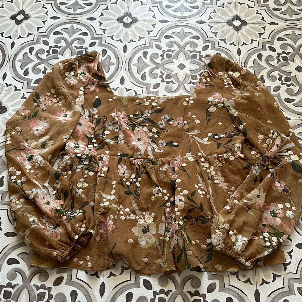 Altar’d state blouse. Peplum style with sheer princess sleeves.😍 size medium.